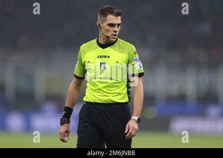 Milan, Italie. 4th janvier 2023. L'arbitre Simone Sozza regarde pendant le match de la série A à Giuseppe Meazza, Milan. Crédit photo à lire: Jonathan Moscrop/Sportimage crédit: Sportimage/Alay Live News Banque D'Images