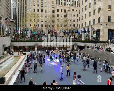 On voit des gens faire du roller au Rockefeller Center de New York Banque D'Images