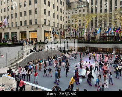 On voit des gens faire du roller au Rockefeller Center de New York Banque D'Images