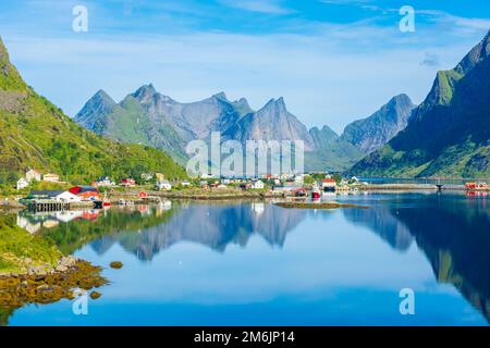 Reflet parfait du village de Reine sur l'eau du fjord dans les îles Lofoten, en Norvège Banque D'Images