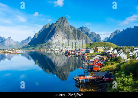 Reflet parfait du village de Reine sur l'eau du fjord dans les îles Lofoten, en Norvège Banque D'Images