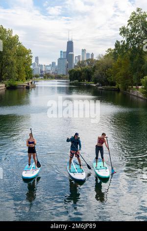 Vue en grand angle sur le paddleboard des amis dans la rivière Banque D'Images