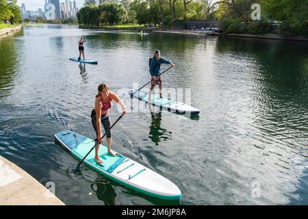 Vue en grand angle sur le paddleboard des amis et des femmes dans la rivière Banque D'Images