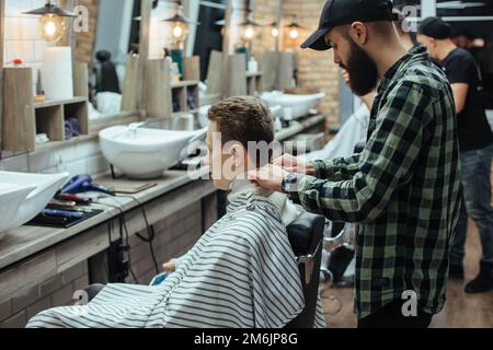 Hairstylist lave-cheveux du client dans la région de barber shop Banque D'Images