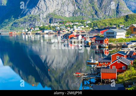 Reflet parfait du village de Reine sur l'eau du fjord dans les îles Lofoten, en Norvège Banque D'Images