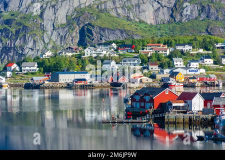 Reflet parfait du village de Reine sur l'eau du fjord dans les îles Lofoten, en Norvège Banque D'Images