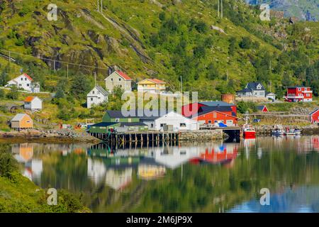 Reflet parfait du village de Reine sur l'eau du fjord dans les îles Lofoten, en Norvège Banque D'Images