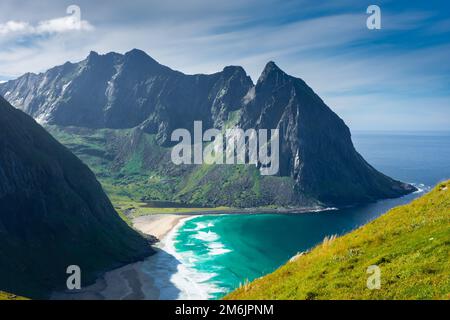 Vue sur les eaux turquoise de la plage de Kvalvika depuis le mont Ryten, îles Lofoten, Norvège Banque D'Images