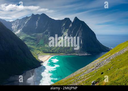 Vue sur les eaux turquoise de la plage de Kvalvika depuis le mont Ryten, îles Lofoten, Norvège Banque D'Images