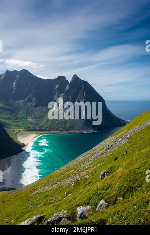 Vue sur les eaux turquoise de la plage de Kvalvika depuis le mont Ryten, îles Lofoten, Norvège Banque D'Images