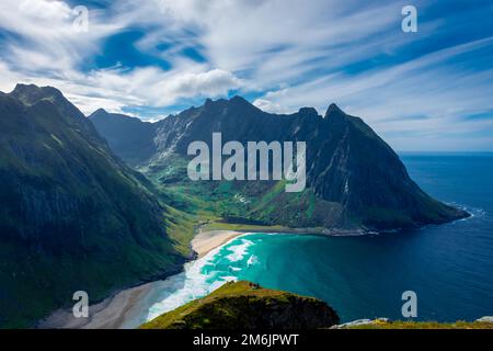 Vue sur les eaux turquoise de la plage de Kvalvika depuis le mont Ryten, îles Lofoten, Norvège Banque D'Images