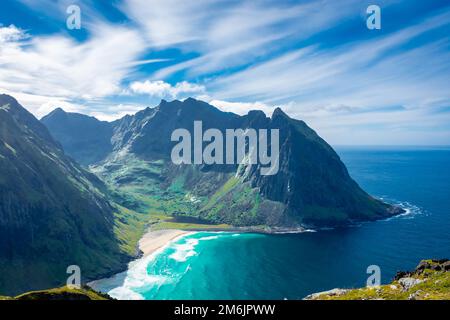 Vue sur les eaux turquoise de la plage de Kvalvika depuis le mont Ryten, îles Lofoten, Norvège Banque D'Images