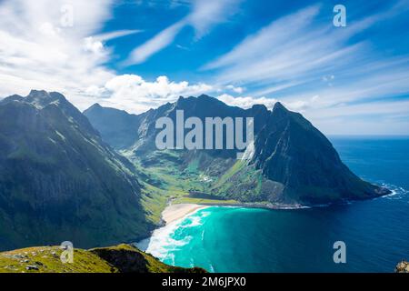 Vue sur les eaux turquoise de la plage de Kvalvika depuis le mont Ryten, îles Lofoten, Norvège Banque D'Images