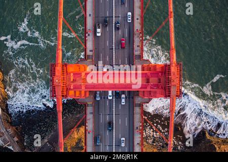 Tout droit sur Golden Gate Bridge Tower - Vertigo Aerial Photography Banque D'Images
