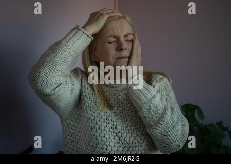 Responsable de bureau avec un mal de tête tenant sa tête dans la douleur Banque D'Images