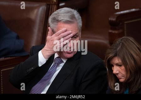 Washington, Vereinigte Staaten. 04th janvier 2023. Le chef de la minorité à la Chambre des États-Unis, Kevin McCarthy (républicain de Californie) attend pendant les États-Unis Chambre des représentants sixième vote pour le Président de la Chambre, mercredi, 4 janvier 2023. Credit: Cliff Owen/CNP/dpa/Alay Live News Banque D'Images