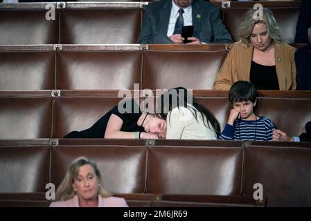 Washington, Vereinigte Staaten. 04th janvier 2023. Les enfants d'un membre non identifié du Congrès des États-Unis, dorment pendant les États-Unis Chambre des représentants sixième vote pour le Président de la Chambre, mercredi, 4 janvier 2023. Credit: Cliff Owen/CNP/dpa/Alay Live News Banque D'Images