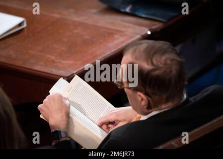 Washington, Vereinigte Staaten. 04th janvier 2023. Un député non identifié de la Chambre des représentants des États-Unis lit un livre lors du sixième vote de Houses pour le Président de la Chambre, mercredi, 4 janvier 2023. Credit: Cliff Owen/CNP/dpa/Alay Live News Banque D'Images