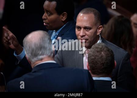 Washington, Vereinigte Staaten. 04th janvier 2023. Le leader minoritaire de la Chambre des États-Unis, Hakeem Jeffries (démocrate de New York), parle avec les députés qui suivent les États-Unis Chambre des représentants sixième vote pour le Président de la Chambre, mercredi, 4 janvier 2023. Credit: Cliff Owen/CNP/dpa/Alay Live News Banque D'Images