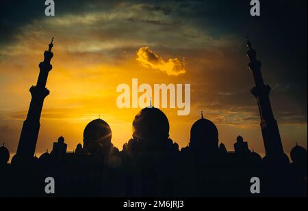 Silhouette de mosquée en soirée Ramadan et arrière-plan d'Eid Mubarak Banque D'Images