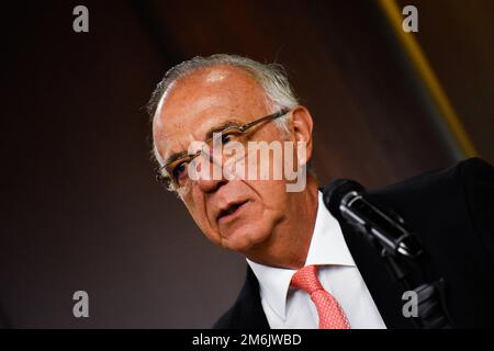 Le ministre colombien de la défense, Ivan Velasquez, lors d'une conférence de presse, concernant le cessez-le-feu bilatéral entre l'Armée de libération nationale (ELN) et les forces militaires lors des négociations de paix à Bogota (Colombie), 4 janvier 2023. Photo de: Cristian Bayona/long Visual Press Banque D'Images