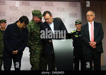 Le Ministère colombien de l'intérieur Alfonso Prada, le Haut Commissaire colombien pour la paix Danilo Rueda et le Ministre colombien de la défense Ivan Velasquez réagissent après une conférence de presse au sujet du cessez-le-feu bilatéral entre l'Armée de libération nationale (ELN) et les forces militaires pendant les négociations de paix à Bogota (Colombie), 4 janvier 2023. Photo de : Daniel Romero/long Visual Press Banque D'Images