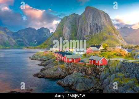 Magnifique lever de soleil sur Hamnoy, village de pêcheurs avec les maisons rouges typiques des îles Lofoten, Norvège Banque D'Images