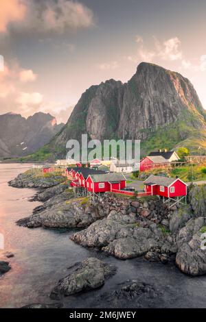 Magnifique lever de soleil sur Hamnoy, village de pêcheurs avec les maisons rouges typiques des îles Lofoten, Norvège Banque D'Images