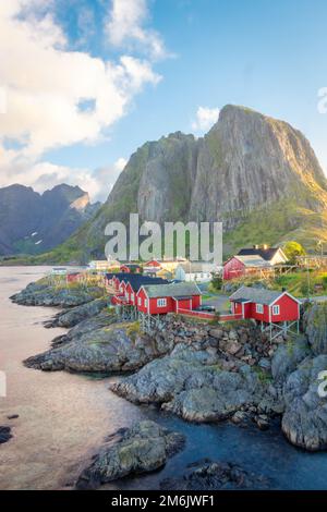 Magnifique lever de soleil sur Hamnoy, village de pêcheurs avec les maisons rouges typiques des îles Lofoten, Norvège Banque D'Images