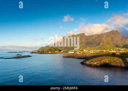 Magnifique lever de soleil sur Hamnoy, village de pêcheurs avec les maisons rouges typiques des îles Lofoten, Norvège Banque D'Images