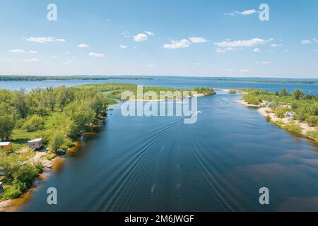 Vue aérienne sur le paysage de la Volga avec les îles et la forêt verte. Vue panoramique pittoresque depuis la hauteur sur le site touristique Banque D'Images
