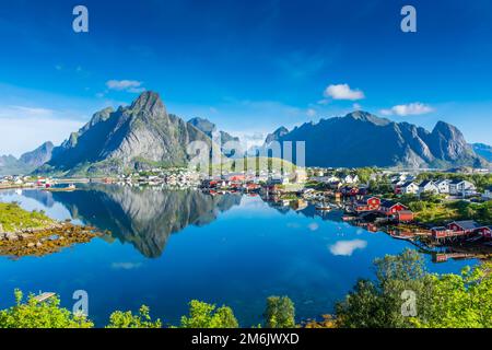 Reflet parfait du village de Reine sur l'eau du fjord dans les îles Lofoten, en Norvège Banque D'Images