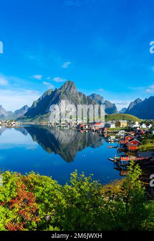 Reflet parfait du village de Reine sur l'eau du fjord dans les îles Lofoten, en Norvège Banque D'Images