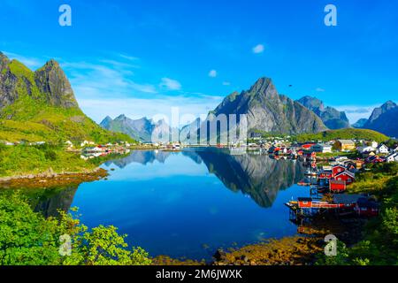 Reflet parfait du village de Reine sur l'eau du fjord dans les îles Lofoten, en Norvège Banque D'Images