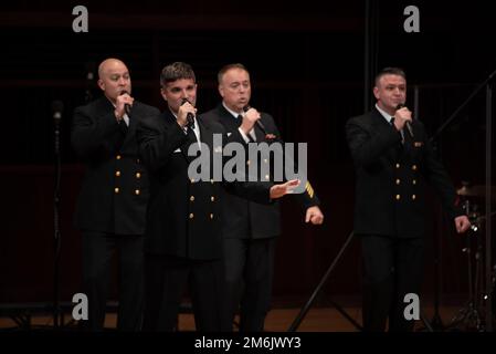 LE musicien en chef principal D'INDIANAPOLIS (29 avril 2022), Michael Belinkie, de Richmond, en Virginie, chante avec des membres du concert Sea Chanters du groupe de la Marine des États-Unis lors d'un concert au Centre des beaux-arts Christel DeHaan de l'Université d'Indianapolis. Les Sea Chanters se sont produits dans sept États au cours de sa tournée de 13 villes de 2 000 kilomètres, reliant les communautés de la nation à leur Marine. Banque D'Images