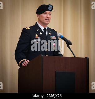 Alpha Company, 46th Bataillon de soutien de l'aviation, 16th Brigade de l'aviation de combat, accueille un changement de commandement au théâtre Evergreen, base interarmées Lewis-McChord, Washington, 29 avril 2022. Le capitaine Cameron Blackhurst a réattribué le commandement au capitaine Emmanuel Phillips. Banque D'Images