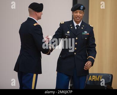 Alpha Company, 46th Bataillon de soutien de l'aviation, 16th Brigade de l'aviation de combat, accueille un changement de commandement au théâtre Evergreen, base interarmées Lewis-McChord, Washington, 29 avril 2022. Le capitaine Cameron Blackhurst a réattribué le commandement au capitaine Emmanuel Phillips. Banque D'Images