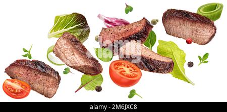 Ingrédients de salade de steak tombant isolés sur fond blanc Banque D'Images