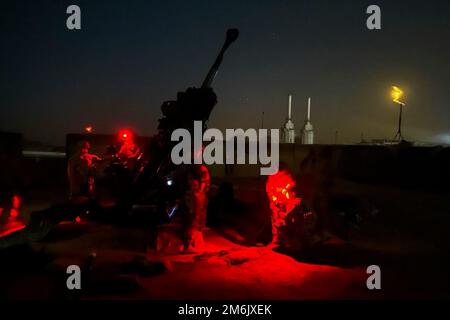 Syrie. 1st janvier 2023. Des soldats du 1st Bataillon, 125th Régiment d'infanterie, 37th équipe de combat de la Brigade d'infanterie, soutenant la Force opérationnelle interarmées combinée - opération Invity Resolve, effectuent une répétition opérationnelle de nuit de M777 Howitzer dans l'est de la Syrie, en janvier. 01, 2023. La validation du système d'armes et le maintien de l'état de préparation sont des tâches essentielles à la mission qui permettent aux États-Unis Les forces de l'armée pour promouvoir et soutenir la sécurité et la stabilité régionales. (Photo de Benjamin Tierney) crédit : États-Unis Armée/ZUMA Press Wire Service/ZUMAPRESS.com/Alamy Live News Banque D'Images