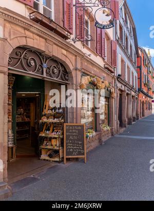 Boutique vendant du foie gras et des spécialités alsaciennes dans le centre historique du village de Ribeauville Banque D'Images