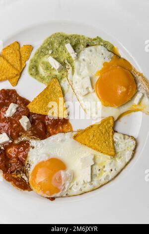 Œufs mexicains frits avec salsa Banque D'Images