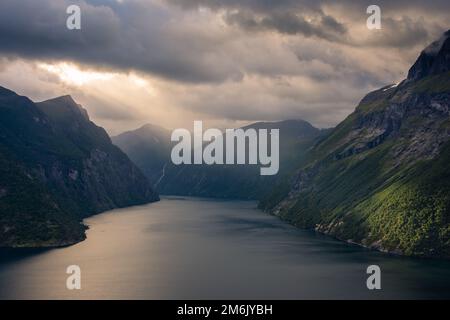 Spectaculaire sunbeam depuis les nuages au-dessus du Geirangerfjord, Norvège Banque D'Images