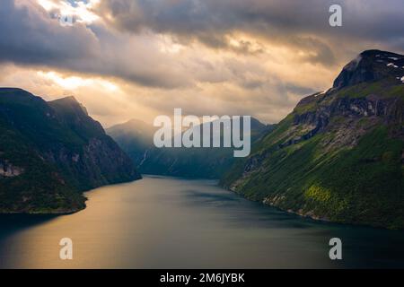 Spectaculaire sunbeam depuis les nuages au-dessus du Geirangerfjord, Norvège Banque D'Images