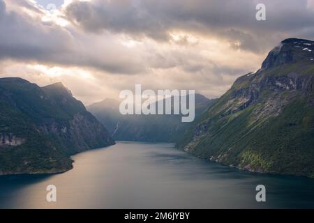 Spectaculaire sunbeam depuis les nuages au-dessus du Geirangerfjord, Norvège Banque D'Images