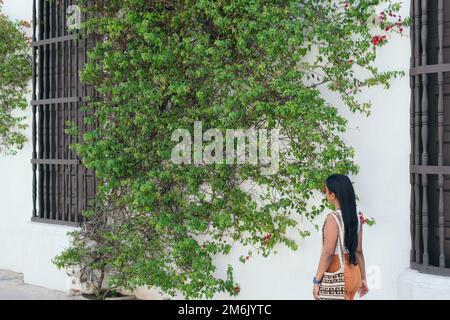 Femme explorant les rues de Carthagène en Colombie Banque D'Images