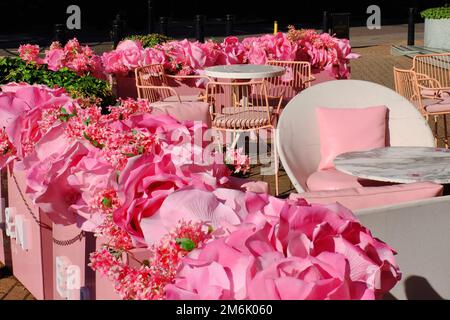 Queen Elizabeth II Platinum Jubilee : décorations florales roses spectaculaires au café EL&N Elan de Lowndes Street, Belgravia, Londres, Angleterre Banque D'Images