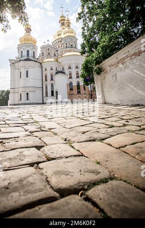 Ancienne pierre pavée sur la rue menant au temple principal de la Lavra Kiev-Pechersk. Patrimoine mondial de l'UNESCO Banque D'Images