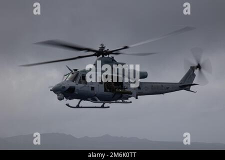 A ÉTATS-UNIS Corps de marine UH-1Y hélicoptère Venom avec l'escadron d'hélicoptère d'attaque de lumière marine (HMLA) 369 vole en formation au cours d'un exercice d'entraînement au large de la côte d'Okinawa, Japon, 29 avril 2022. Le HMLA-369 a lancé avec succès plusieurs avions pour un seul vol comme preuve de reconnaissance pour le travail acharné de l'escadron. Banque D'Images