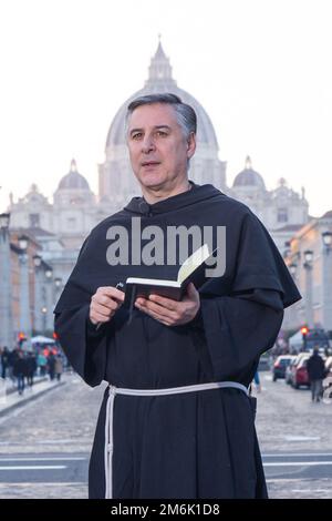 Rome, Italie. 4th janvier 2023. Un prêtre est interviewé au début de la via della Conciliazione à Rome, le dernier jour de l'exposition du corps du Pape Benoît XVI à l'intérieur de Saint Basilique Saint-Pierre, le 4 janvier 2023 (Credit image: © Matteo Nardone/Pacific Press via ZUMA Press Wire) Banque D'Images