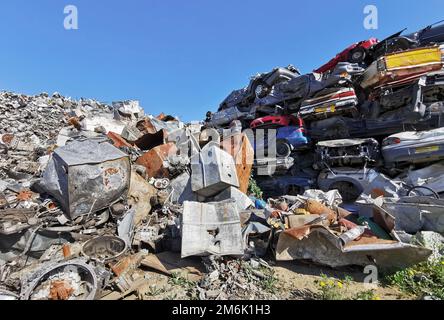 Pile de différents wagons de ferraille et autres métaux sur une industrie de recyclage de chantier de ferraille. Banque D'Images